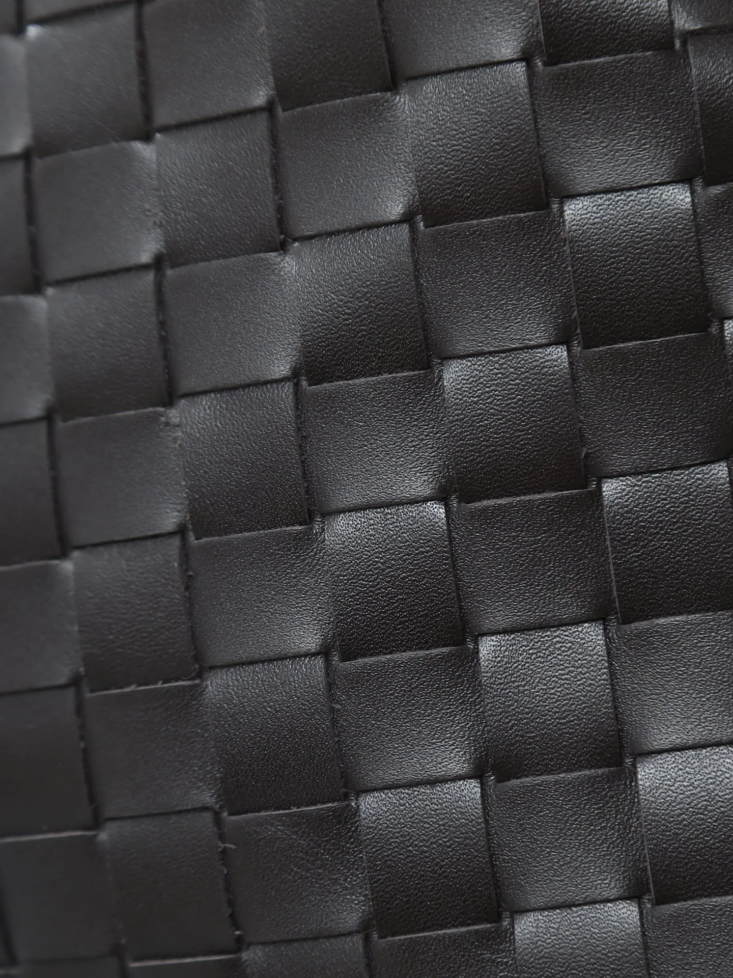 1180. #Bv’s new medium size HO 796262. The bag body and handles are made of a whole piece of woven leather. The bag body is soft and lazy. Ho symbolizes the praise of innovation and eternal craftsmanship [love]. The pyramid silhouette combines practicality and fashion. It is modern and casual. The double-sided closure design of the bag mouth is more convenient and safe! Made of soft cowhide and full of texture, this is a must-have for fashionable ladies who like minimalism, comfort and casualness! Dimensions: 46x21x10